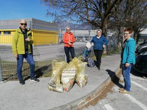 Die Wörgler Grünen rückten am 24. April 2021 zum Müllsammeln entlang von Spazier- und Wanderwegen aus. Foto: Wörgler Grüne/Facebook