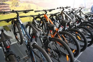 25 Räder - E-Bikes und Mountainbikes - stehen in der neuen Bike Tirol Verleihstation am Wörgler Hauptbahnhof zur Verfügung. Foto: TVB Ferienregion Hohe Salve