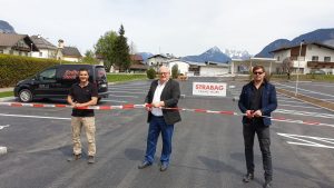 Bauleiter Harald Bichler, Bgm. Josef Haaser und Projektleiter Georg Teym bei der Parkplatzeröffnung. Foto: Gemeinde Angath
