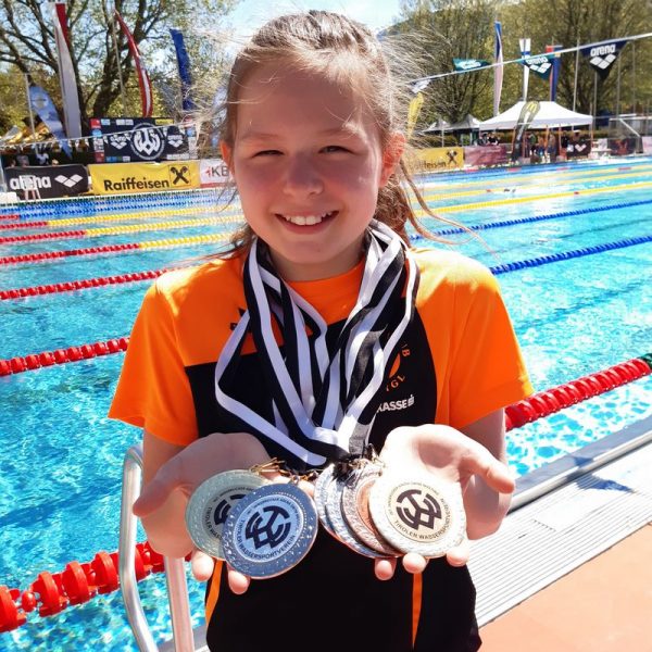 Gratulation! Lotta Kaindl vom Schwimmclub Wörgl holte bei 7 Starts 7 Medaillen! Foto: Simone Aufinger