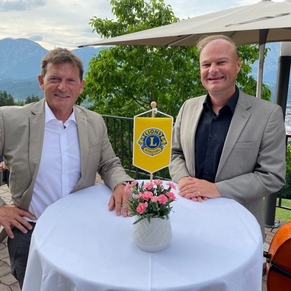 Mag. Reinhard Brunner (links) übernimmt von Mag. Johannes Puchleitner (rechts) die Präsidentschaft beim Lions Club Wörgl. Foto: Lions Club Wörgl