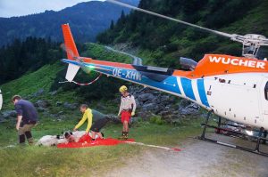 Der Hubschrauber war zwei Stunden lang im Rotwand-Alm-Gebiet für Bergungsarbeiten unterwegs. Foto: Peter Aschaber