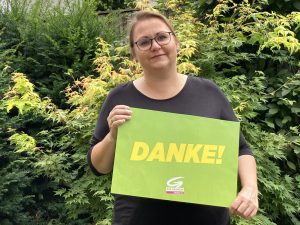 Iris Kahn, Sprecherin der Grünen im Bezirk Kufstein, bedankt sich bei den Laptop-SpenderInnen. Foto: Grüne
