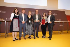 Das Team vom Verein komm!unity freute sich über die Auszeichnung "Glanzleistung - das junge Ehrenamt", die am 22. August 2021 für das Projekt I-motion beim Europäischen Forum in Alpbach verliehen wurde. Foto: Land Tirol/Sedlak