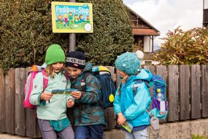 Gemeinsam sicher in die Schule kommen mit dem Pedibus, der „Bus auf Füßen“. Foto: Klimabündnis Tirol / Lechner