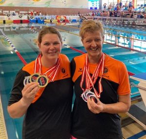 Die beiden erfolgreichen SC-Wörgl-Schwimmerinnen Simone Aufinger (links) und Doris Kaufmann (rechts). Foto: SC Wörgl Aufinger
