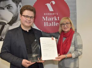Arbeits- und Bildungslandesrätin Beate Palfrader gratuliert Michael Dillinger zum "Lehrling des Monats Oktober 2021". Foto: Land Tirol/Gerzabek