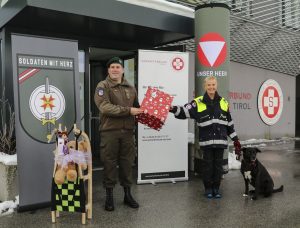 Korporal Maier-Karsai übergibt die Geschenke an die Bereichsleiterin des Samariterbundes Gundula Czappek. Foto: BMLV / Martin Hörl