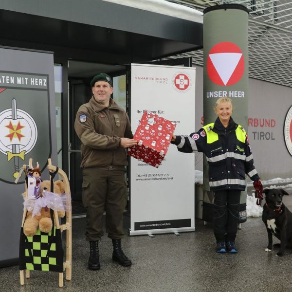 Korporal Maier-Karsai übergibt die Geschenke an die Bereichsleiterin des Samariterbundes Gundula Czappek. Foto: BMLV / Martin Hörl