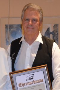 2019 wurde Hans-Peter Gruber als Gründungsmitglied des Wörgler Krippenvereins für 30jährige Mitgliedschaft geehrt und zum Ehrenmitglied ernannt. Foto: Veronika Spielbichler
