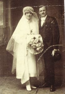 Michael und Rosa heirateten 1923. Rosa Schnaiters Eltern ließen sich nach erfolgreicher Sänger-Karriere in Wörgl nieder, wo sie in der Bahnhofstraße das Café Central führten. Foto: Unterguggenberger Institut Archiv