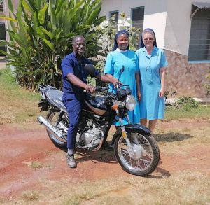 Mit Spendengeldern aus der Heimat wurde auch der Kauf eines Motorbikes für die Krankenschwestern und Pfleger im St. Joseph Hospital in Kwahu Tafo ermöglicht. Foto: privat