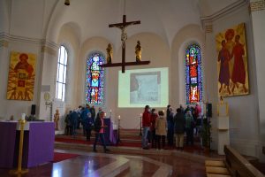 Ausstellung Stille Kunst Begegnung mit Handwerksarbeiten von Hans-Peter Gruber in der Pfarrkirche Wörgl im April 2022. Foto: Veronika Spielbichler