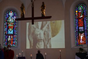 Ausstellung Stille Kunst Begegnung mit Handwerksarbeiten von Hans-Peter Gruber in der Pfarrkirche Wörgl im April 2022. Foto: Veronika Spielbichler