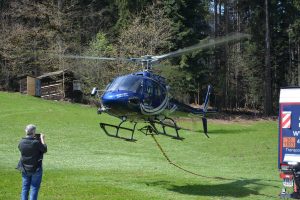 Hubschraubereinsatz für Wasserleitungsbau in Wörgl-Pinnersdorf und am Pfaffenberg am 14.4.2022. Foto: Veronika Spielbichler