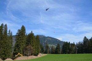 Hubschraubereinsatz für Wasserleitungsbau in Wörgl-Pinnersdorf und am Pfaffenberg am 14.4.2022. Foto: Veronika Spielbichler