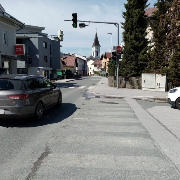 Entfernter Zebrastreifen an der Kreuzung Brixentaler Straße/Unterguggenberger Straße im April 2022. Foto: Veronika Spielbichler