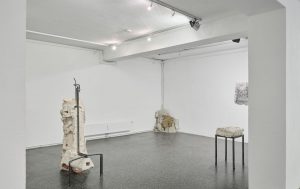 Seit 18. März 2022 läuft die Ausstellung des jungen Tiroler Künstlers Maximilian Bernhard in der Galerie am Polylog in Wörgl - am 21.5. endet sie mit einem Frühschoppen samt Künstlergespräch. Foto: Galerie am Polylog