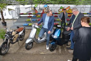 e5-Jugend fährt E-Moped - Gewinnspiel-Präsentation am 13.5.2022 in Wörgl. Foto: Veronika Spielbichler