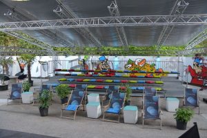 Mehr überdachte Sitzplätze bietet der neu gestaltete Tribünenbereich im Hof der ZONE und bietet damit optimale Rahmenbedingungen für Open-Air-Veranstaltungen wie das Konzert der LMS Wörgl am 9.Juni 2022. Foto: Veronika Spielbichler
