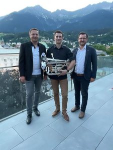 Matthias Weiss bestand die Diplomprüfung am HDM Innsbruck am Euphonium mit sehr gutem Erfolg - links Lehrer Georg Hotter, rechts LMS-Dir. Harald Ploner. Foto: LMS Wörgl