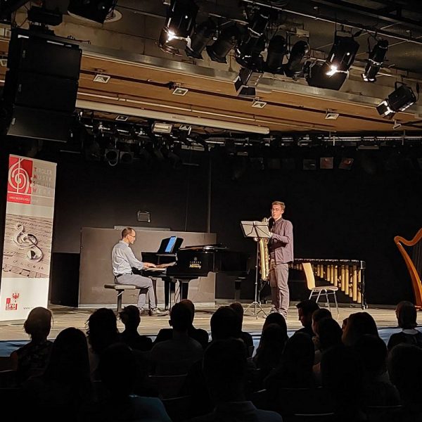 Andreas Neuhauser am Baritonsaxophon beim LMS-Solistenschlusskonzert 2022. Foto: LMS Wörgl