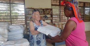 Elisabeth Cerwenka konnte dank vieler Spenden wieder Hilfsgüter in Ntronang verteilen. Foto: privat