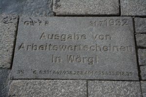 Dieser Meilenstein in der Wörgler Bahnhofstraße erinnert an die Ausgabe der ersten Arbeitswertscheine am 31.7.1932. Foto: Veronika Spielbichler