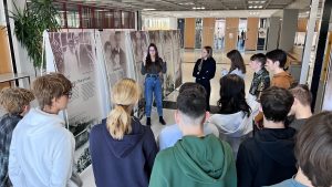 SchülerInnen des BRG Wörgl begleiten durch die Ausstellung "Lass mich ich selbst sein" des Anne Frank Vereins Österreich. Foto: Anne Frank Verein