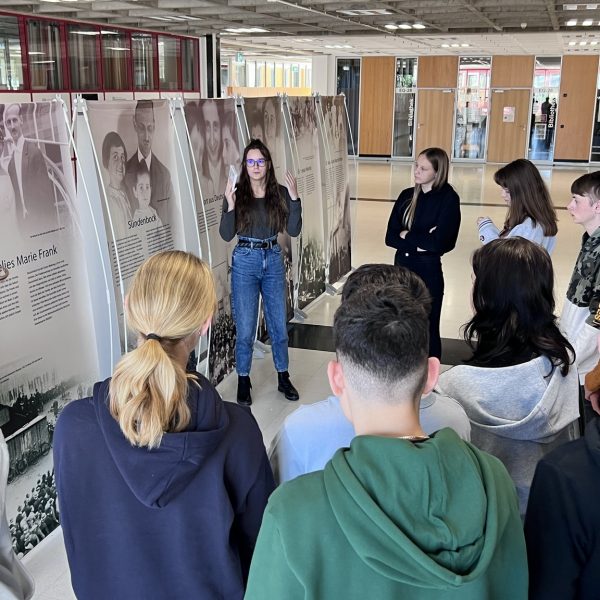 SchülerInnen des BRG Wörgl begleiten durch die Ausstellung "Lass mich ich selbst sein" des Anne Frank Vereins Österreich. Foto: Anne Frank Verein