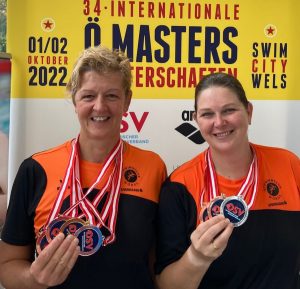 Die beiden erfolgreichen Schwimmerinnen Doris Kaufmann und Simone Aufinger (v.l.). Bild: SC Wörgl, Engl