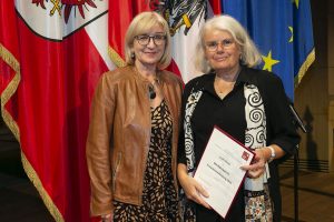 Edith Bertel (rechts) erhielt den Würdigungspreis für Erwachsenenbildung 2022, Landesrätin Beate Palfrader (links) gratulierte . Foto: Land Tirol/Die Fotografen
