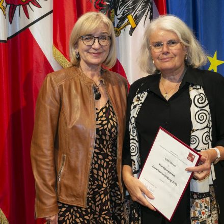 Edith Bertel (rechts) erhielt den Würdigungspreis für Erwachsenenbildung 2022, Landesrätin Beate Palfrader (links) gratulierte . Foto: Land Tirol/Die Fotografen