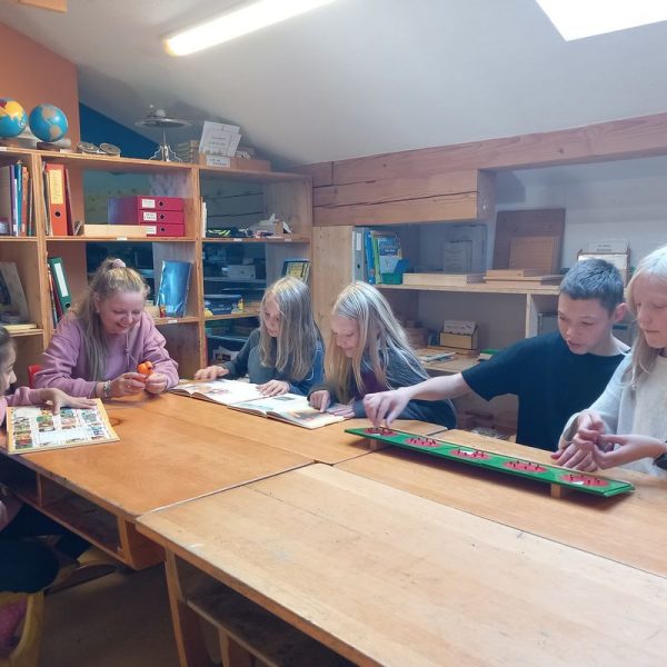 Die Lernwerkstatt Zauberwinkl ist eine freie Alternativschule in Wörgl und stellt ihr Unterrichtsmodell am 29. November 2022 beim Info-Abend vor. Foto: Lernwerkstatt Zauberwinkl