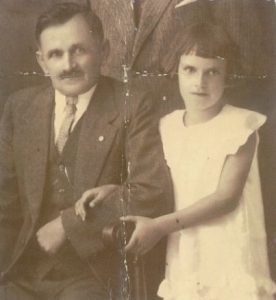Lia Rigler mit ihrem Vater Michael Unterguggenberger. Foto: Unterguggenberger Institut Archiv