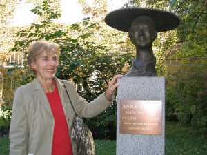 2007 in Graz - Lia bei der von ihr angefertigten Bronze-Statue von Anna Plochl. Foto: Veronika Spielbichler
