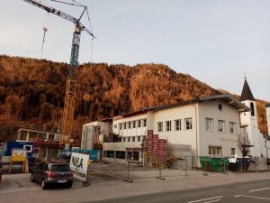 Bauarbeiten Erweiterung Volksschule und Kindergarten Bruckhäusl im März 2023. Foto: Veronika Spielbichler