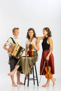 Am Samstag, 29. April 2023, findet um 19:00 Uhr im VAZ des Hauses der Musik in Wörgl ein Jeunesse-Konzert mit dem Trio "Waldauf³" statt. Foto: Sarah Peischer-Prenn