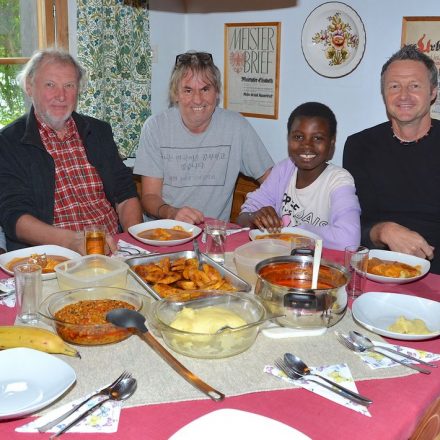 Als kleines Dankeschön für die ständige Unterstützung luden Elisabeth Cerwenka, Mary und Samuel dieser Tage einige Freunde und Helfer zu einem ghanaischen Mittagessen. Von links: Erich Osl, Luggi Ascher und Alex Osl. Foto: Nageler
