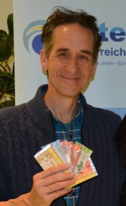 Stefan Schütz vom Chiemgauer referiert am 16.5.2023 über Regionalwährungen heute. Foto: Unterguggenberger Institut