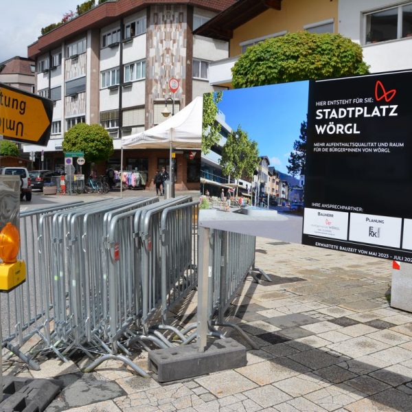 Die Arbeiten für die Errichtung der Begegnungszone in der Wörgler Bahnhofstraße sowie zur Neugestaltung des Stadtplatzes haben bereits begonnen. Foto: Veronika Spielbichler