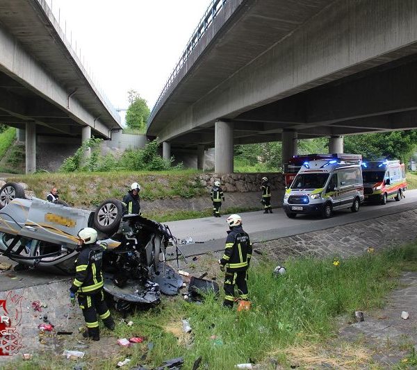 Spektakulärer Unfall am 4. Juni 2023 in Wörgl: Ein Pkw kam von der Autobahnabfahrt ab und stürzte auf die Franz Grillparzer-Straße. Foto: Freiwillige Feuerwehr Wörgl