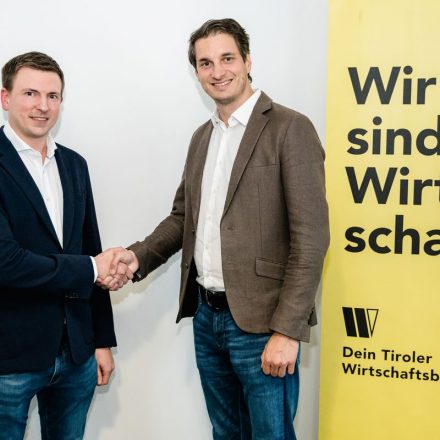 Bürgermeister Michael Riedhart gratuliert Obmann Clemens Mayr (links). Foto: fotoschmiede - kreativ.studio by thorben jureczko