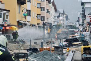 Mit einem Sprühnebel wurde das austretende Gas niedergeschlagen. Foto: Freiwillige Feuerwehr Wörgl