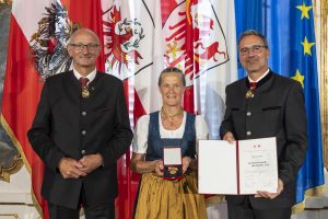 Rosa Dollinger aus Bruckhäusl erhielt am 15. August 2023 die Verdienstmedaille des Landes Tirol - hier im Bild mit den Landeshauptleuten Mattle und Kompatscher. Foto: Die Fotografen.