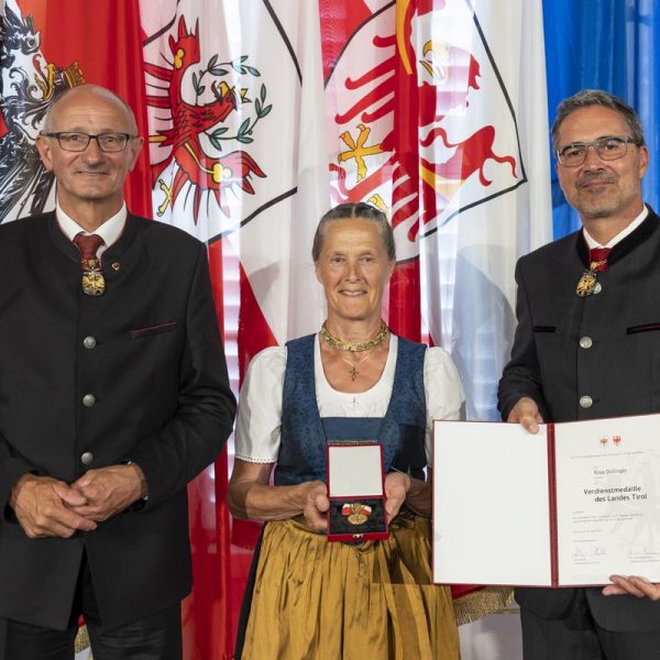 Rosa Dollinger aus Bruckhäusl erhielt am 15. August 2023 die Verdienstmedaille des Landes Tirol - hier im Bild mit den Landeshauptleuten Mattle und Kompatscher. Foto: Die Fotografen.