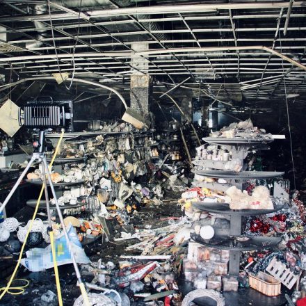 Hohen Schaden verursachte am 11. September 2023 ein Brand im Tedi-Markt Wörgl - als Ursache wird Brandstiftung nicht ausgeschlossen, Zeugen werden gesucht. Foto: FF Wörgl facebook