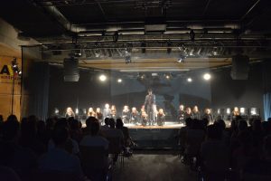 Academia Vocalis Premier Singspiel "Als das Geld laufen lernte" am 8. September 2023 im Komma Wörgl. Foto: Veronika Spielbichler