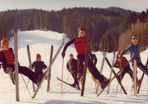 Beim Bruckhäusler Dorfabend im Oberluecher Kellerhaus wird die Filmdokumentation „Skifahren am Riederberg“ von Egon Frühwirth gezeigt. Foto: Josef Horndacher