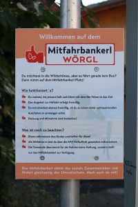 Wörgls erstes Mitfahrbankerl steht beim "Wildschönauer Bahnhof". Foto: Stadtmarketing Wörgl
